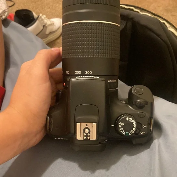 Canon Black DSLR Camera - Picture 6 of 9